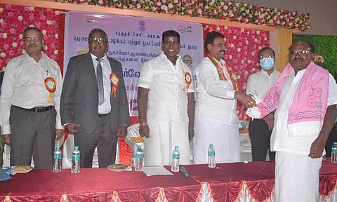 விழாவில் சிறப்பாக செயல்பட்ட புதுவை மாநில நுகர்வோர் சங்கங்களின் கூட்டமைப்பு தலைவர் கிருஷ்ணராஜிக்கு அமைச்சர் சாய்.ஜெ.சரவணன்குமார், ஜான்குமார் எம்.எல்.ஏ. ஆகியோர் சால்வை அணிவித்து பாராட்டிய காட்சி.