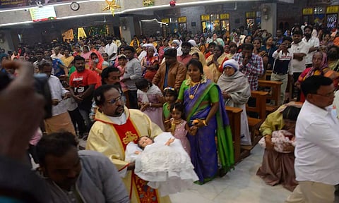 வேலூர் விண்ணரசி மாதா தேவாலயத்தில் கிறிஸ்துமஸ் சிறப்பு பிரார்த்தனை நடந்தது. 