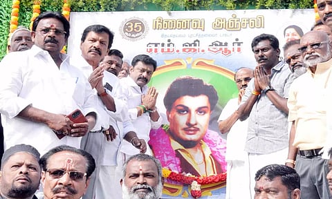 எம்ஜிஆர் உருவப்படத்திற்கு மண்டல செயலாளர் ஜனனீ பி. சதீஷ்குமார் தலைமையில் மாநகர் மாவட்ட செயலாளர் எஸ்.ஆர்.கே.அப்பு மாலை அணிவித்து மரியாதை செலுத்திய போது எடுத்த படம்.