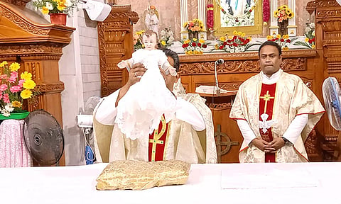 இயேசுநாதர் பிறந்தார் என்பதை குழந்தை இயேசு சுரூபத்தை உயர்த்தி காண்பித்து அறிவிக்கும் பூண்டி மாதா பேராலய அதிபர் சாம்சன்.