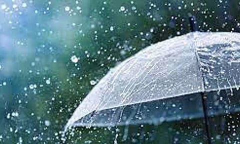 மாமல்லபுரத்தில் சாரல்மழை: மீனவர்கள் கடலுக்கு செல்லவில்லை