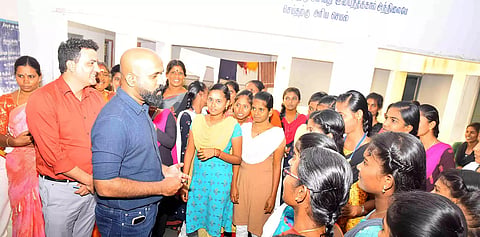 அரசு விடுதியில் தங்கி இருக்கும் மாணவிகளிடம் அடிப்படை வசதிகள் குறித்து கலெக்டர் ஜானிடாம் வர்கீஸ் கேட்டறிந்தார்.