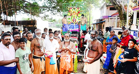 ரெகுநாதபுரம் வல்லபை அய்யப்பன் கோவிலில் இருந்து மேளதாளம் முழங்க பள்ளி வேட்டை புறப்பாடு (நகர் ஊர்வலம்) தலைமை குருக்கள் மோகன் சுவாமி தலைமையில் நடந்தது.