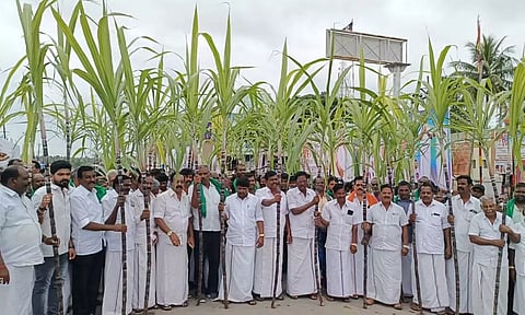 கரும்பு விவசாயிகள் ஆர்ப்பாட்டத்தில் எம்.எல்.ஏ. பங்கேற்பு