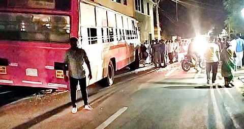 திருப்புவனம் அருகே வீட்டின் சுவற்றில் பஸ் மோதியது- 8 பயணிகள் காயம்