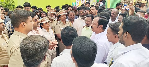 வீடுகளை இடிக்க வந்த அதிகாரிகளிடம் பொது மக்கள வாக்குவாதம் செய்த காட்சி. 