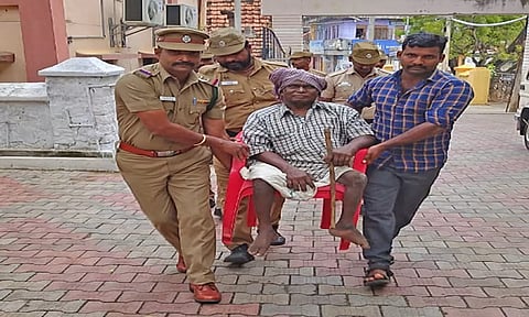மனு கொடுக்க வந்த மாற்றுத்திறனாளியை நாற்காலியில் அமர வைத்து தூக்கிச் சென்ற அதிவிரைவுப் படையினர்.