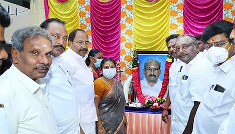 பரமத்தி அரசு பள்ளியில் முன்னாள் எம்.எல்.ஏ மணி நினைவாக நடந்த மருத்துவ முகாமில் தங்கமணி எம்.எல்.ஏ கலந்து கொண்ட போது எடுத்த படம். 