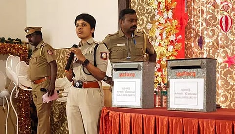 கூட்டத்தில் டி.எஸ்.பி தையல் நாயகி பேசிய காட்சி