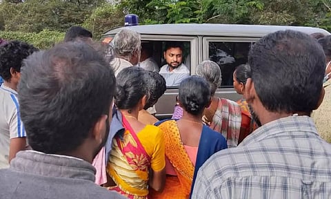  சப்- கலெக்டர் ஸ்ருதன் ஜெய் நாராயணனிடம் பொதுமக்கள் புகார் தெரிவித்த போது எடுத்த படம்.