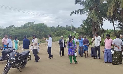 நில அளவீடு பணி நடைபெற்ற காட்சி.