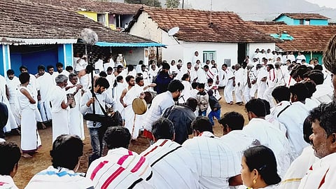 பாரம்பரிய உடை அணிந்து கோவில் திருவிழாவை கொண்டாடிய பழங்குடியினர்