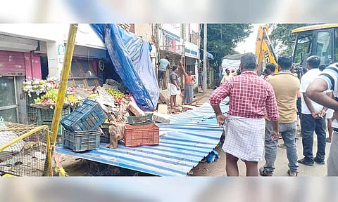 கடை வீதியில் பழக்கடையில் ஆக்கிரமிப்பு அகற்றப்பட்டது. 
