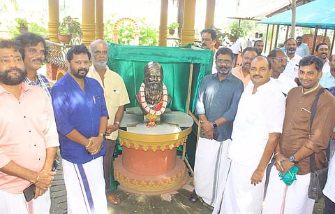 நம்மாழ்வார் சிலை திறப்பு விழாவில் அ.தி.மு.க. மாவட்ட செயலாளர் தச்சை கணேசராஜா உள்ளிட்டோர் கலந்து கொண்டபோது எடுத்தபடம்.