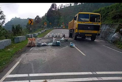 கோத்தகிரி-மேட்டுப்பாளையம் சாலையில் நிறைவடையாத சாலை அகலப்படுத்தும் பணி
