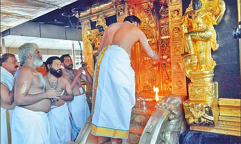 கோவில் நடையை தந்திரி கண்டரரு ராஜீவரு திறந்து வைத்த போது எடுத்த படம்.
