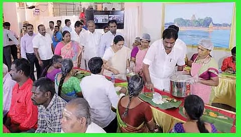 மதுரை மீனாட்சி அம்மன் கோவிலில் நடந்த முழுநேர அன்னதான திட்ட தொடக்க நிகழ்ச்சியில் பக்தர்களுக்கு அமைச்சர் மூர்த்தி உணவு பரிமாறினார். 