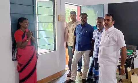 அங்கன்வாடியில் பொன் முத்தையா பாண்டியன் ஆய்வு செய்தபோது எடுத்தபடம்.