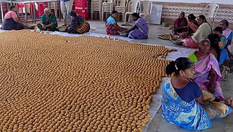  லட்டுகள் தயாரிக்கும் பணி நடந்து வருவதை படத்தில் காணலாம்.