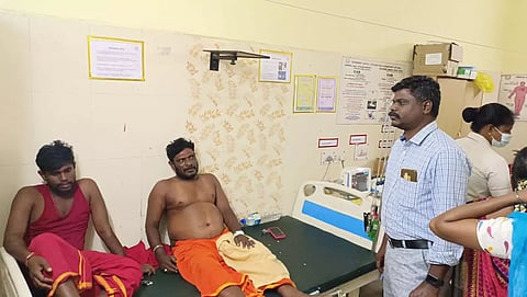 விபத்தில் படுகாயம் அடைந்தவர்கள் ஆஸ்பத்திரியில் சிகிச்சை பெறும் காட்சி. 