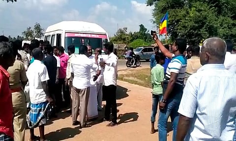 கடலூர் சிப்காட் பகுதியில் தனியார் தொழிற்சாலை முன்பு இறந்த போன நபருடன் மறியலில் ஈடுபட்ட பொதுமக்களை படத்தில் காணலாம்