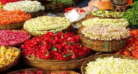 பரமத்திவேலூர் பகுதிகளில் பூக்களின் விலை கிடு கிடு உயர்வு