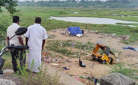 கெடிலம் ஆற்றில் பாய்ந்த ஆட்டோவை படத்தில் காணலாம். 