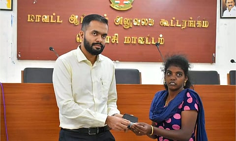 கலெக்டர் ஆகாஷ், பயனாளி ஒருவருக்கு நலத்திட்ட உதவிகளை வழங்கிய காட்சி