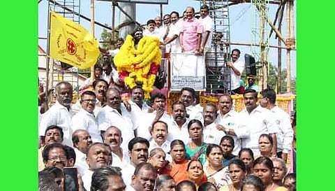 வீரபாண்டிய கட்டப்பொம்மனின் 263-வது பிறந்த நாளையொட்டி மதுரையில் உள்ள அவரது சிலைக்கு அ.தி.மு.க. சார்பில் முன்னாள் அமைச்சர்கள் செல்லூர் ராஜூ, ஆர். பி. உதயகுமார், கடம்பூர் ராஜூ, கே டி ராஜேந்திர பாலாஜி, ராஜன் செல்லப்பா ஆகியோர் மாலை அணிவித்து மரியாதை செலுத்தினர். அருகில் மாவட்ட நிர்வாகிகள் வில்லாபுரம் ராஜா, எம். எஸ். பாண்டியன், திரவியம், அண்ணாதுரை உள்ளிட்ட பலர் உள்ளனர்.