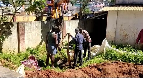 கழிவுநீர் தொட்டியில் விழுந்து காட்டெருமை பலி