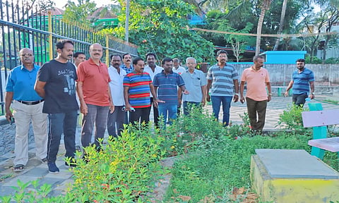வி.என். காலனியில் உள்ள பூங்காவில் மேயர் மகேஷ் ஆய்வு செய்த காட்சி.