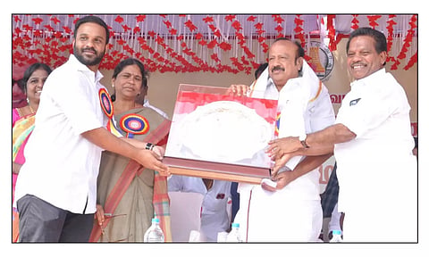 கல்லூரியில் நடைபெற்ற மாநில அளவிலான குடியரசு தின குழு விளையாட்டு போட்டியை தொடங்கி வைத்த அமைச்சர் எம்.ஆர்.கே. பன்னீர் செல்வத்துக்கு கல்லூரி தலைவரும், முன்னாள் எம்.பி.யுமான எம்.ஜி.சேகர், நிர்வாக இயக்குனர் எம்.ஜி.எஸ். வெங்கடேஸ்வரன் ஆகியோர் நினைவு பரிசு வழங்கிய போது எடுத்த படம். அருகில் கலெக்டர் சாந்தி உள்ளார்.