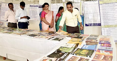 தொழில் நிதி வழிகாட்டும் மையம் சார்பில் நடந்த கண்காட்சி மற்றும் கருத்தரங்கு நிகழ்ச்சியில் கலந்து கொண்ட கலெக்டர் மேகநாதரெட்டி, போட்டி தேர்வுக்கான புத்தகங்கள் அடங்கிய கண்காட்சியை பார்வையிட்டார். 