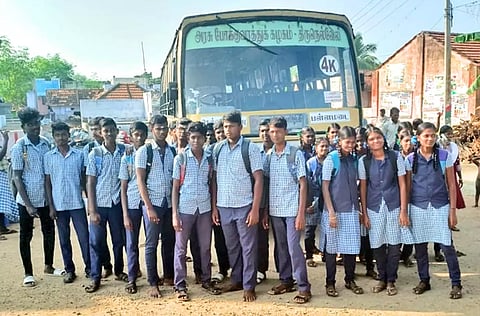 அரசு பஸ்சை மறித்து போராட்டத்தில் ஈடுபட்ட மாணவ-மாணவிகள்.