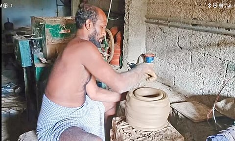 மண் பானை தயார் செய்யும் தொழிலாளி.