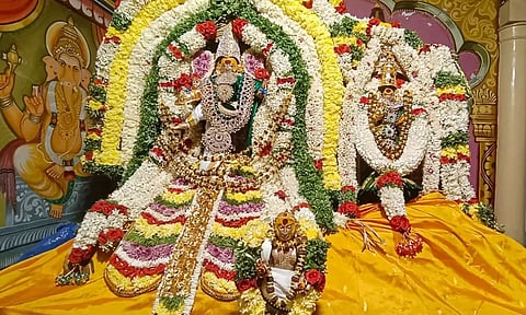 சிறப்பு அலங்காரத்தில் சுவாமி-அம்பாள்
