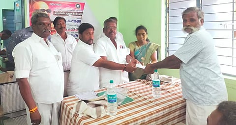 காவேரிப்பாக்கம் பால் உற்பத்தியாளர்களுக்கு பொங்கல் போனஸ் வழங்கப்பட்ட காட்சி.