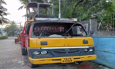 தீ வைத்து எரிக்கப்பட்ட டெம்போவை படத்தில் காணலாம் 