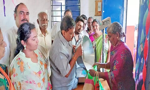 பகுதி நேர நியாயவிலைக் கடையினை தளவாய்சுந்தரம் எம்.எல்.ஏ. திறந்து வைத்து முதல் விற்பனையை தொடங்கி வைத்த போது எடுத்த படம் 