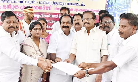 பாதிக்கப்பட்ட விவசாயிகளுக்கு நிவாரண தொகையை அமைச்சர் மெய்யநாதன் வழங்கினார்.