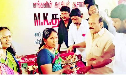 கூடுவாஞ்சேரியில் தி.மு.க. ஒன்றிய செயலாளர் எம்.கே. தண்டபாணி சிலை திறப்பு