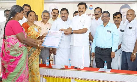 அமைச்சர் மு.பெ. சாமிநாதன் மகளிர் சுய குழு உறுப்பினர்களுக்கு கடன் தள்ளுபடிக்கான சான்றிதழ்களை வழங்கிய காட்சி. 