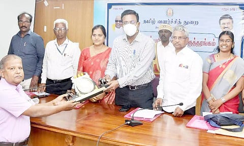 ஊரக வளர்ச்சி உதவி இயக்குனர் தணிக்கை அலுவலகத்திற்கு கலெக்டர் தினேஷ் பொன்ராஜ் ஆலிவர் கேடயம் வழங்கினார்.