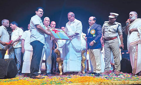 ஏனாமில் நடந்த விழாவில் கலந்துகொண்ட முதலமைச்சர் ரங்கசாமிக்கு நினைவு பரிசு வழங்கியபோது எடுத்த படம்.