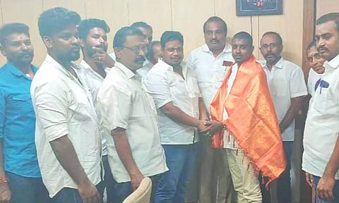 இந்திய ஜனநாயக கட்சியில் இணைந்தவர்களை ஜி.என்.ஆர். பாரிகணபதி சால்வை அணிவித்து வரவேற்ற காட்சி. 