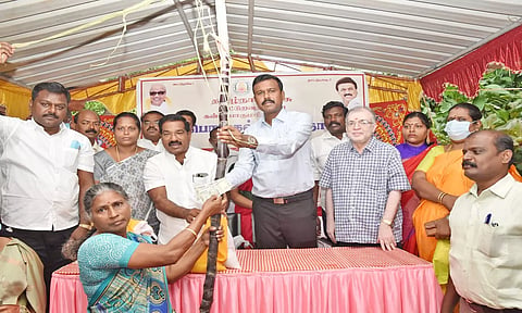 விழாவில் ஒரு பெண்ணுக்கு கரும்பினை, கலெக்டர் அரவிந்த், மேயர் மகேஷ் வழங்கினர்.
