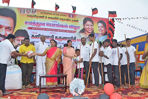 விழாவில் கனிமொழி எம்.பி. நலத்திட்ட உதவிகள் வழங்கிய காட்சி. அருகில் அமைச்சர் கீதாஜீவன், மேயர் ஜெகன் பெரியசாமி உள்ளனர்.