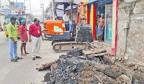  டவுன் எஸ்.என்.ஹைரோட்டில் கழிவு நீர் ஓடை தூர்வாரும் பணி சுகாதார அலுவலர் இளங்கோ தலைமையில் மாநகராட்சி பணியாளர்களால் மேற்கொள்ளப்பட்டது.