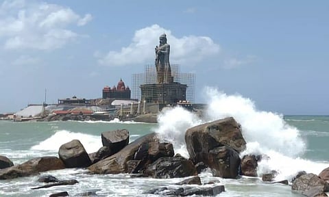 கன்னியாகுமரியில் இன்று காலை முதல் கடல் சீற்றமாக காணப்பட்டது. திருவள்ளுவர் சிலை பகுதியில் ஆக்ரோஷமாக எழுந்த அலைகள் பாறைகளில் முட்டி மோதி சிதறுவதை படத்தில் காணலாம் 