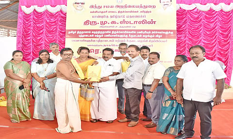 அர்ச்சகர்களுக்கு புத்தாடைகளை மேயர் மகேஷ் வழங்கிய காட்சி.